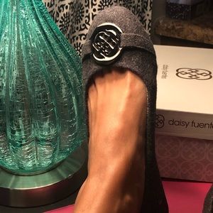 Daisey Fuentes Dark gray flats